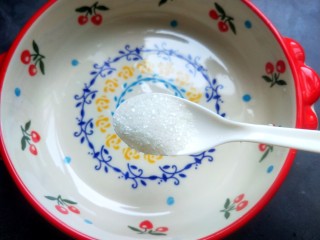 柠檬泡椒凤爪,碗内放一勺白糖 。