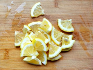 柠檬泡椒凤爪,柠檬切片。
