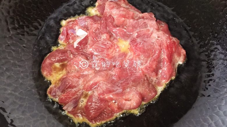 豉汁凉瓜炒牛肉,
油入锅后烧至四成热，把腌制好的牛肉片放入，炒至六分熟，盛出后留底油。