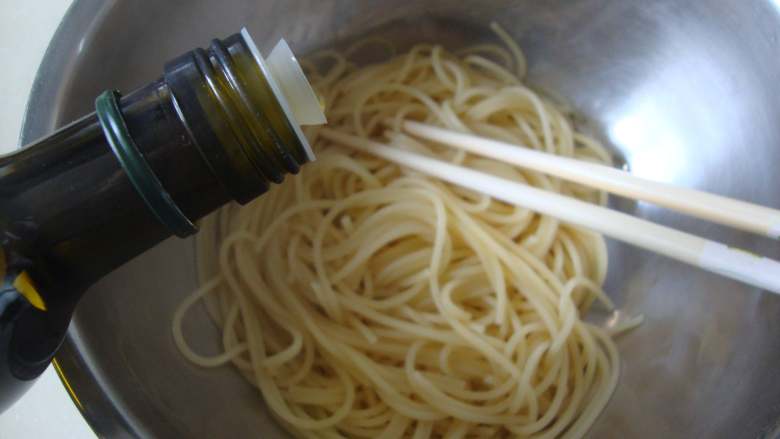 蒜香蛤蜊意面,加少许橄榄油拌匀防止粘连

