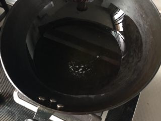 茄汁鲅鱼（高压锅版）,锅内加适量油烧热