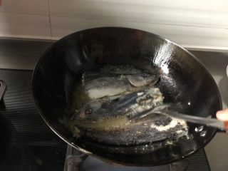 茄汁鲅鱼（高压锅版）,放入鲅鱼煎至金黄色（可去腥）煎鱼的油倒掉不要了