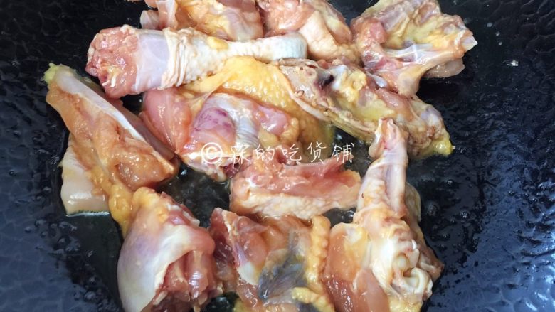 干葱豆豉鸡,留底油，把腌制好的鸡块放入煎炸。