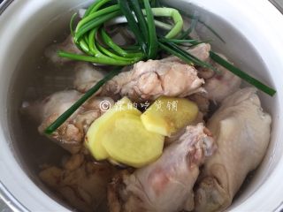 酸辣爽口的柠檬鸡翅根,换个干净的锅，放上水，加入葱姜。