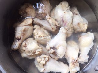 酸辣爽口的柠檬鸡翅根,事先准备好冰水，把煮熟后的鸡翅根放入冰水中冷却。