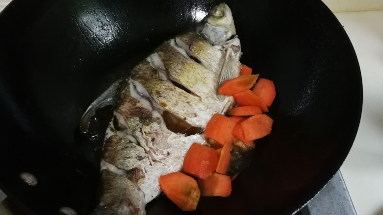 胡萝卜烧鳊鱼,放入胡萝卜