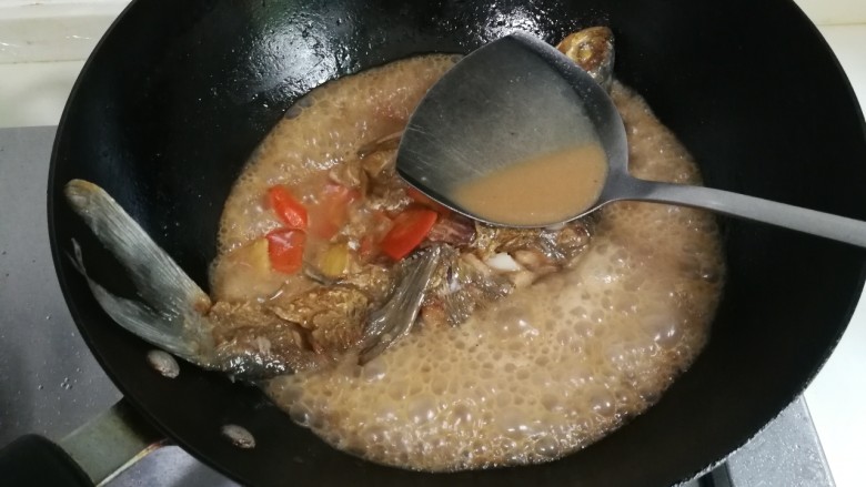 胡萝卜烧鳊鱼,翻面再烧五分钟，大火收汁（用锅铲将鱼汤浇到鱼表面）