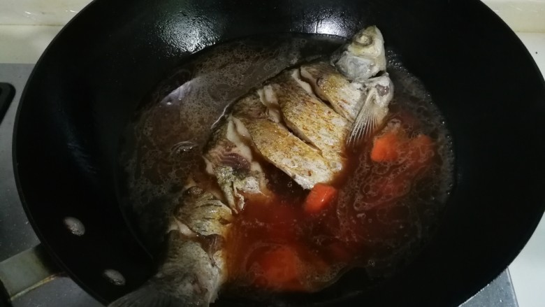 胡萝卜烧鳊鱼,放入和鳊鱼平齐的清水烧开