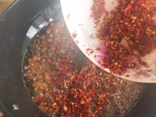 自制香菇酱,加入辣椒碎