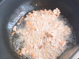 自制香菇酱,油热加入肉末炒熟