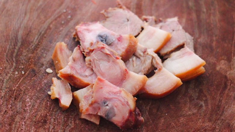 猪头肉拌黄瓜,这个时候把猪头肉用刀切成大片，老公喜欢吃这样的，说这样吃有味过瘾。
