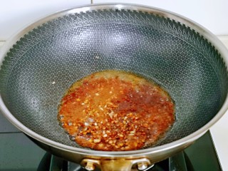 酱香茄子～下饭菜,锅底溜油，加入调味汁。甜面酱翻炒。