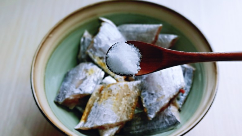 红烧带鱼,按个人口味加入盐。