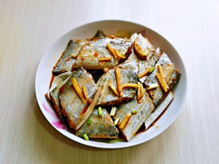 红烧带鱼,抓拌均匀，放入盘中腌制1小时以上。