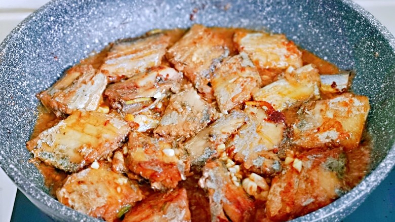 红烧带鱼,将调好的调味汁倒入煎好的带鱼锅中，大火收汁，轻轻晃动平底锅，待汤汁浓稠关火。