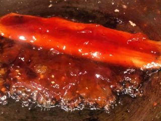 香煎鳗鱼豆腐,半成品鳗鱼连汤汁一起倒入锅中加热