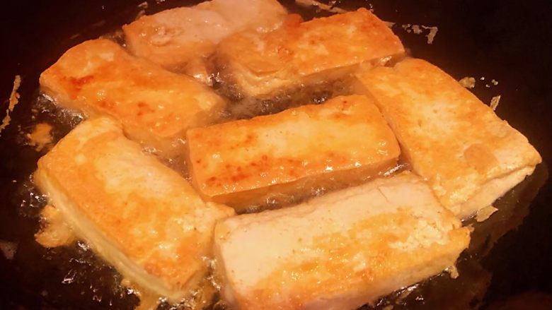 香煎鳗鱼豆腐,豆腐一面煎至金黄色再煎至另一面两面都成金黄色即可