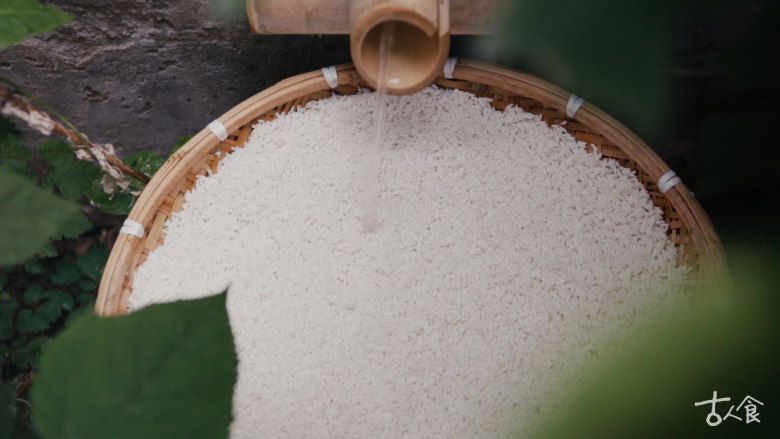 杨梅酒,洗米：浸泡好的糯米用水冲洗，直到流水清澈