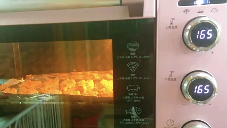 香酥鲜虾棒,9.放进烤箱里，设置好温度：165°，时间设置:25分钟。