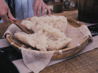杨梅酒,摊凉：将糯米饭摊开自然冷却至35度左右，再洒入少量清水，将粘连的饭粒搓散开
