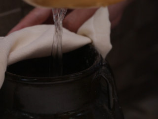 杨梅酒,酒化发酵：倒入纯净水或凉开水，在常温中发酵5天左右。而后放入冰箱冷藏室深度发酵一致二个月