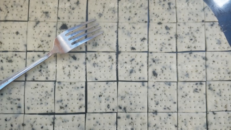海苔苏打饼干,然后用叉子在表面均匀的叉一些小孔。