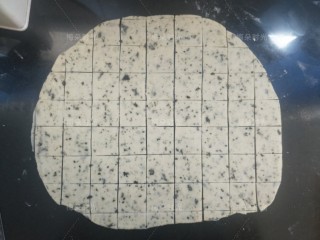 海苔苏打饼干,再横向切，切成正方块。我切的是4*4厘米。这个饼干的形状可以正方形，也可以长方形，圆形，花形。随自己喜欢。都可以的。