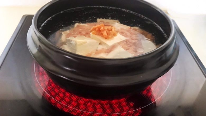 砂锅豆腐汆羊肉,加入开水