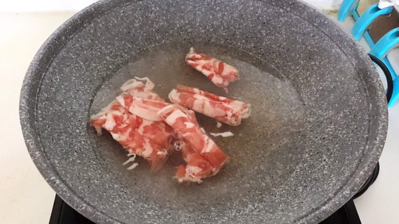 砂锅豆腐汆羊肉,锅里加入冷水，烧开后加入羊肉片