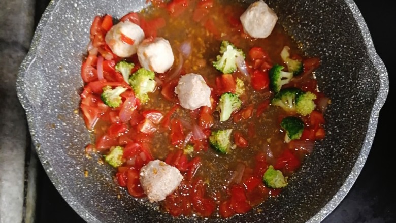 番茄肉丸奶酪意面,倒入三分之一碗水，盖上盖子小火焖煮2-3分钟
