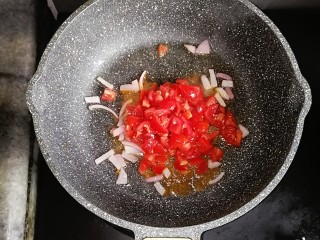 番茄肉丸奶酪意面,倒入番茄丁翻炒出汁
