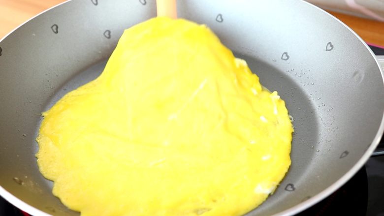 波点蛋包饭,同样方法将蛋黄煎成蛋黄薄饼