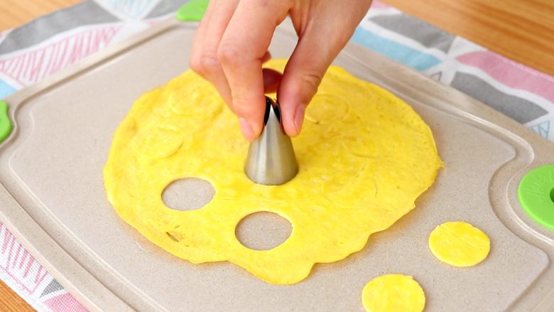 波点蛋包饭,蛋黄薄饼用裱花嘴压出圆形花型,去掉圆形花点

tips：也可以用其他工具压花型