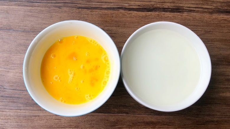 杂烩酸辣汤,把2个<a style='color:red;display:inline-block;' href='/shicai/ 9'>鸡蛋</a>磕入碗里，打成蛋液待用，淀粉放入碗里，倒入适量水，搅拌成水淀粉待用。