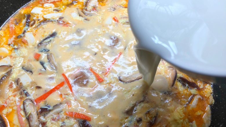 杂烩酸辣汤,再倒入水淀粉，一边倒一边用筷子快速搅拌，把芡勾成自己喜欢的浓稠度即可。
