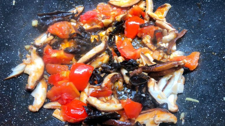 杂烩酸辣汤,热锅放入少许油，把西红柿放入，小火煸炒出汁，再把姜末放入炒出香味，加入木耳和香菇放入翻炒一下。