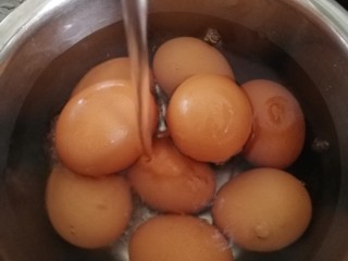 Q弹茶叶蛋,洗净鸡蛋表皮。