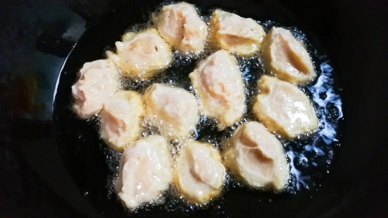 香香鸡肉圆,锅中油热，用手将鸡肉糜挤出，用勺子接住放入锅中炸