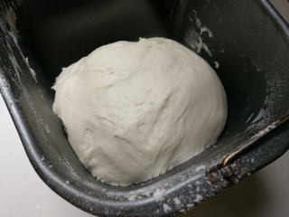 洁白小鸟馒头,将面粉和发酵粉混合均匀放入面包机桶，再放入温水和糖，启动面包机搅拌十五分钟，醒五分钟