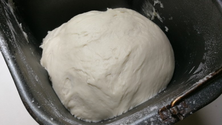 洁白小鸟馒头,将面粉和发酵粉混合均匀放入面包机桶，再放入温水和糖，启动面包机搅拌十五分钟，醒五分钟