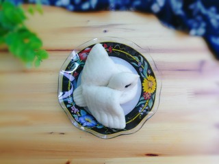洁白小鸟馒头,醒发四十分钟左右，小鸟发酵1..5倍大，蒸锅水开放入小鸟馒头蒸十五分钟焖五分钟