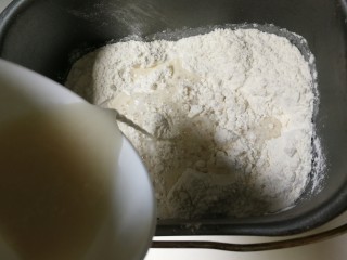 花样豆沙三角包,将面粉和发酵粉液放入面包机桶，搅拌十五分钟，醒五分钟