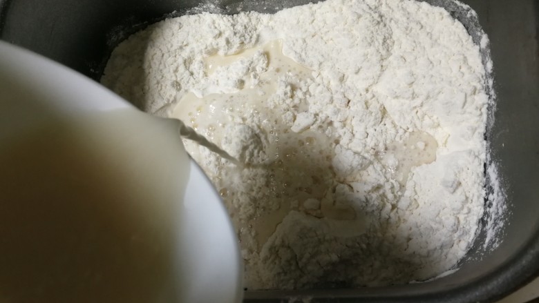 花样豆沙三角包,将面粉和发酵粉液放入面包机桶，搅拌十五分钟，醒五分钟