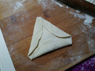 花样豆沙三角包,边向中间折叠成三角形面皮