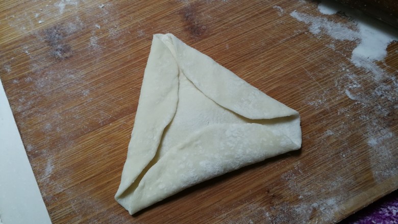 花样豆沙三角包,边向中间折叠成三角形面皮