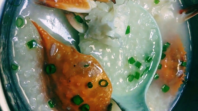 早餐海蟹海鲜粥,最后撒上葱花即可，海蟹煲粥做好