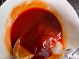 糖醋荷包蛋,碗中放入番茄酱，酱油，米醋，白糖，盐，再加点清水，搅拌备用。