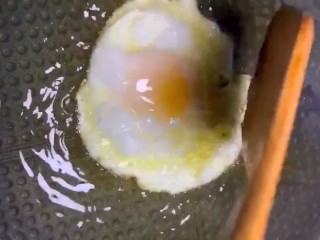 糖醋荷包蛋,锅中油热下入鸡蛋小火慢煎，把热油浇在鸡蛋上面