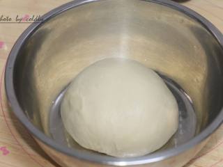 牛肉肠玉米面包,把面团取出滚圆放在盆里，盖上保鲜膜放在温暖处发酵
