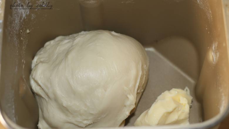 牛肉肠玉米面包,一个揉面程序结束后加入软化的黄油，继续揉至扩展阶段